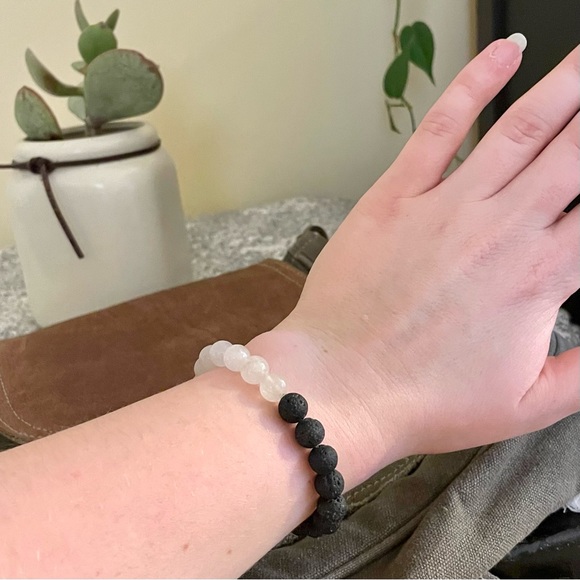 White Jade and Lava Stone Beacelet - Picture 2 of 2